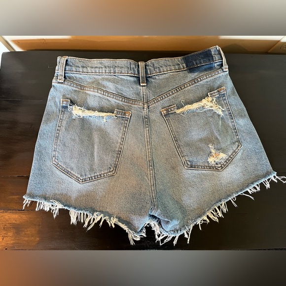 Abercrombie | High Rise Mom Jean Shorts size 30/10 - Picture 2 of 3